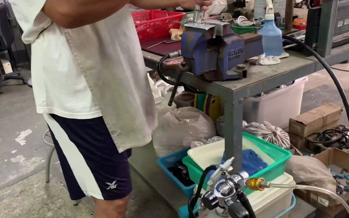 水肺潜水技巧视频解析：水肺气瓶目测检查拆开所有零件清洁内部重新组装贴新封2108